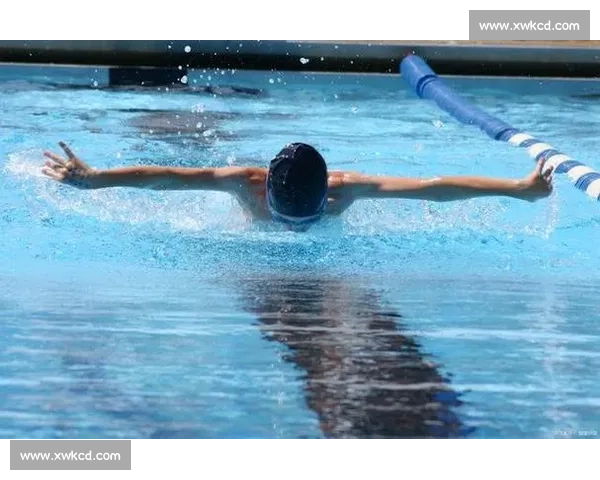 蝶泳竞赛技巧与策略解析 如何在比赛中脱颖而出